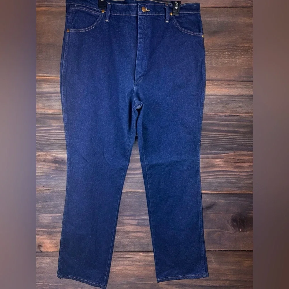 , wrangler, 42x32, 98% cotton, 2% spandex.